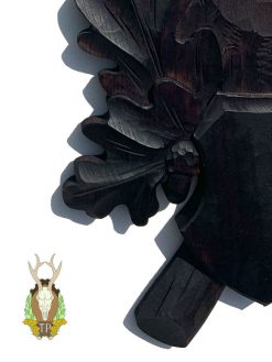 Trofæplade kronhjort i sort med håndlavet egeløv